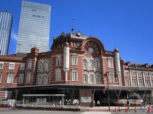 東京駅の丸の内駅舎（昼）