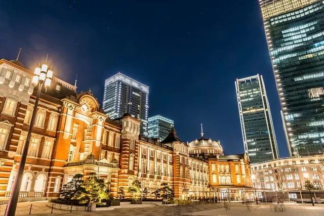 ライトアップされた東京駅の丸の内駅舎（夜）