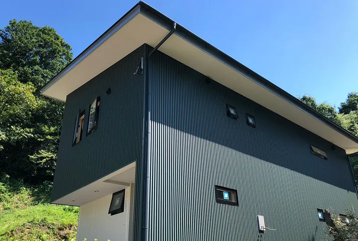 施工事例：紺色の金属外壁の2階建て住宅