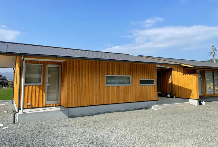 施工事例：木目の外壁の平屋