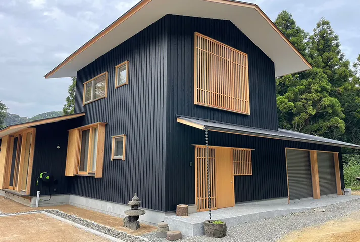 施工事例：紺色の外壁の2階建て住宅