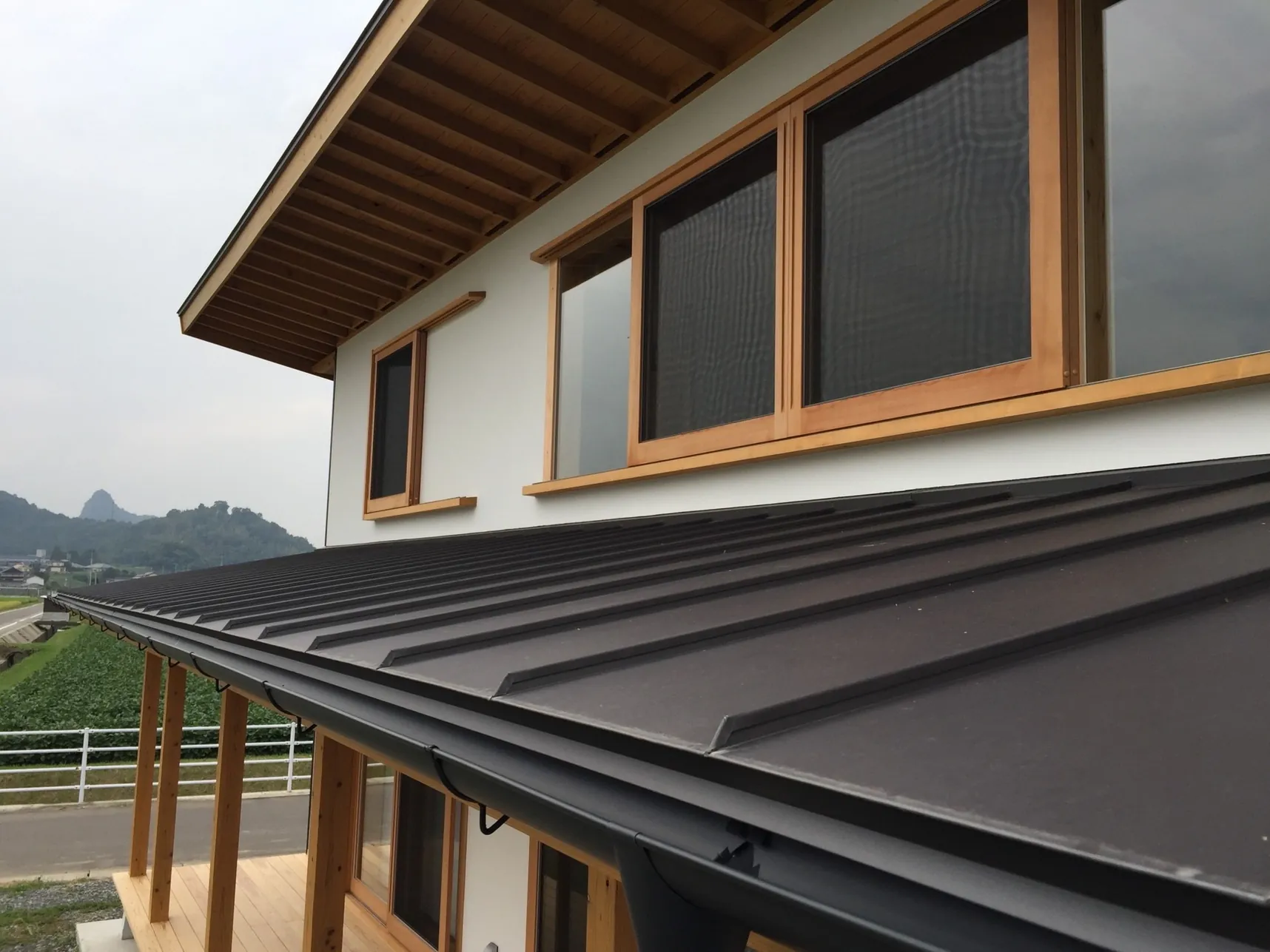 木の軒天と金属屋根の住宅