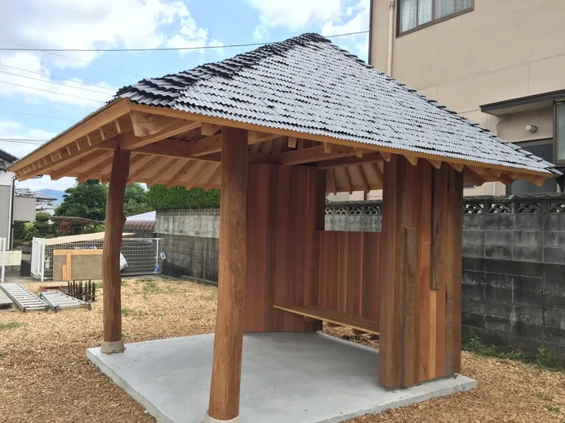 木組みの屋根の東屋の施工例